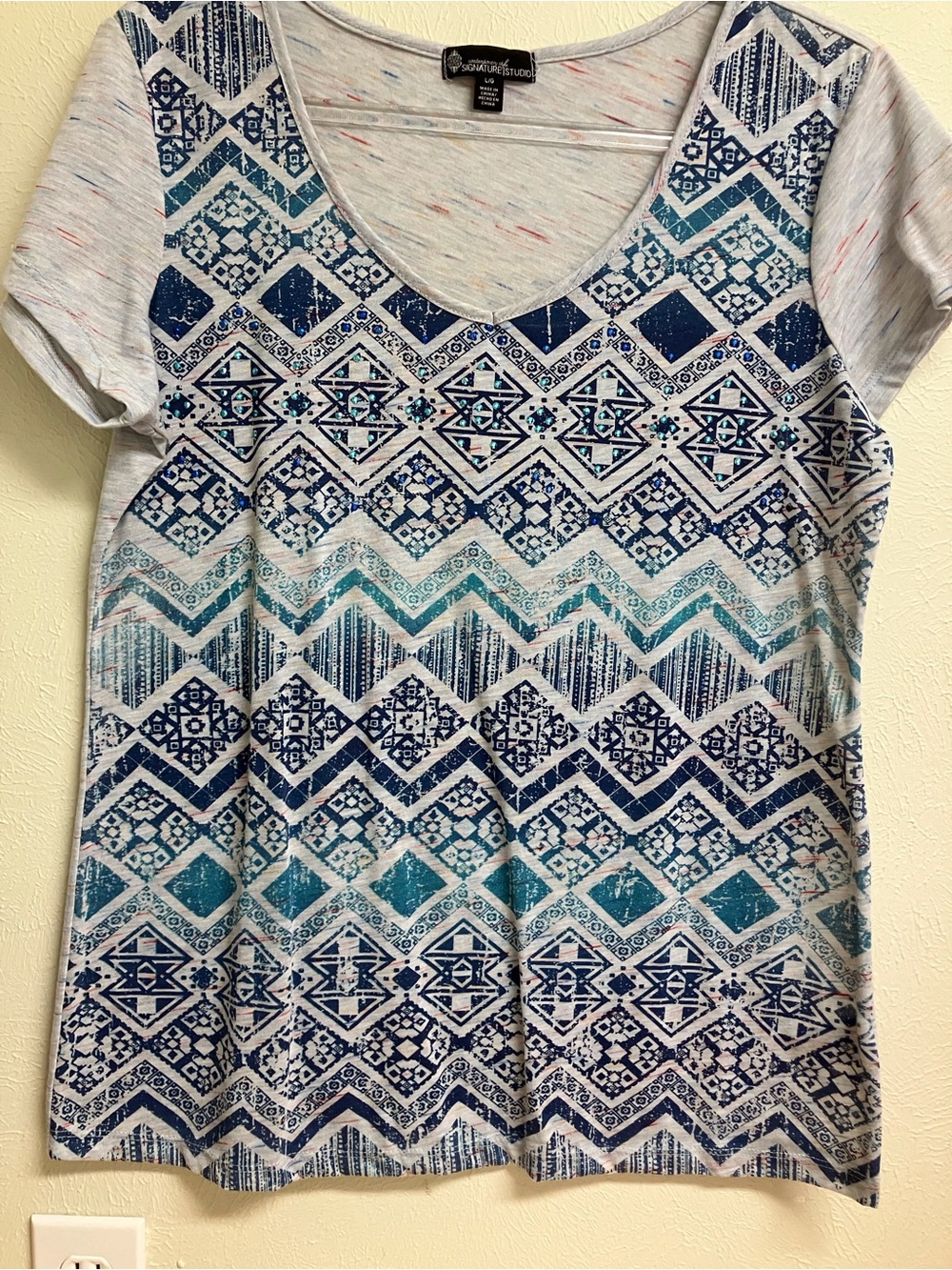Signature Studio Scoop Neck Tee in White with Blue and Teal Geo Print